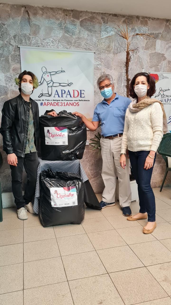 A Marcia do CMEC informou a todos que o CMEC entregou cobertores arrecadados na Campanha do Agasalho para o Grupo Nasser que faz a 4ª Feira do Bem com moradores de rua e para a  Comunidade  Padre Pio de São Bern.jpg